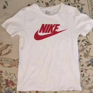 White t-shirt with Nike logo